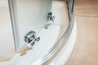 Rám, madlo, pojezdy: pro většinu zanedbatelné detaily, pro nás esence koupelnové harmonie. 💧 Dokud prvky sprchových koutů...